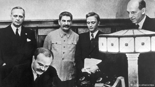 Yaxim Ribbentrop və Vya&ccedil;eslav Molotov