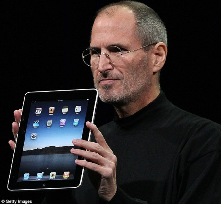 Stiv Cobs-Apple direktoru əlində iPad