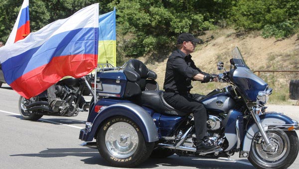 Путин на Harley-Davidson. На байк-съезде в Севастополе.
