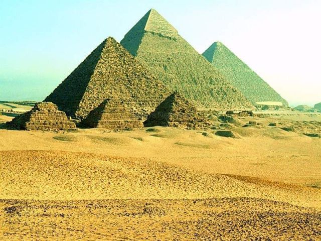 Misir-piramidalar ölkəsi